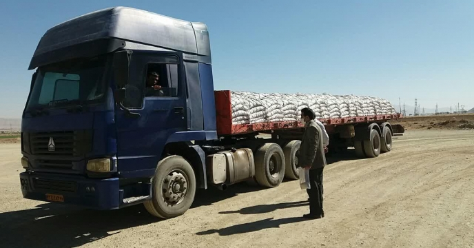 تخلیه کود فسفات 13%  در انبار کود شهید شاملو استان مرکزی 