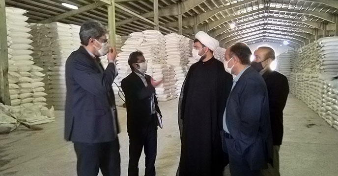 بازدید نماینده مردم ملایر در مجلس شورای اسلامی از عملیات کیسه گیری کود شیمیایی فله