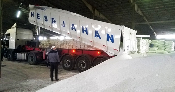 تخلیه دوهزار و 300 تن کود شیمیایی اوره در استان همدان