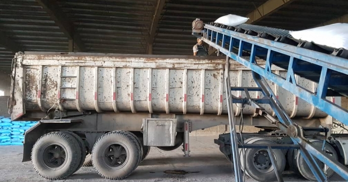 بارگیری مستقیم کود از انبار سازمانی به انبار کارگزاران استان قزوین