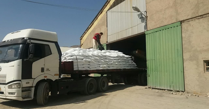 ارسال کود  اوره  به شرکت تعاونی قیام در منطقه  هندودر، شازند  