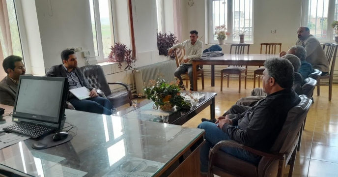 جلسه مشترک کار گروه پایش کود و همکاران جهاد کشاورزی با کشاورزان   منطقه سربند شازند روستای هندودر - استان مرکزی 