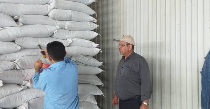 نمونه برداری از کودهای شیمیایی دی آمونیوم فسفات در انبار سازمانی شرکت خدمات حمایتی کشاورزی استان آذربایجان شرقی