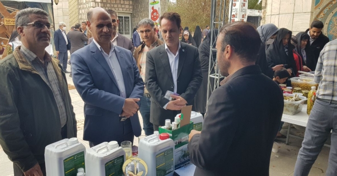 بازدید مهندس عطایی از نمایشگاه معرفی محصولات و تولیدات باغی در حاشیه جشنواره انار