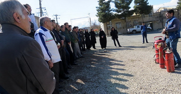 کارگاه  آموزشی آمادگی کارکنان برای مقابله با آتش سوزی و زلزله، استان همدان