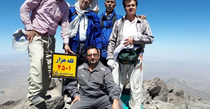 صعود گروه کوهنوردی شرکت خدمات مایتی کشاورزی استان کرمان به قله 4501 متری هزارراین
