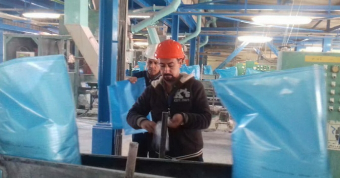 نمونه گیری کود اوره از خط تولید پتروشیمی شیراز