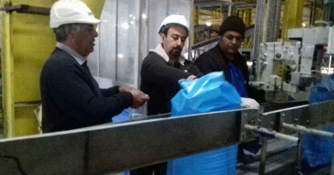 نمونه برداری کود اوره از خط تولید پتروشیمی شیراز