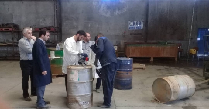 نمونه برداری از تکنیکالهای سموم مالاتیون و کلرپیریفوس موجود در انبارهای مجتمع شیمیائی آبیک