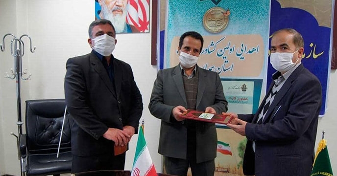 اهدا اولین کشاورز کارت به یکی از کشاورزان استان همدان