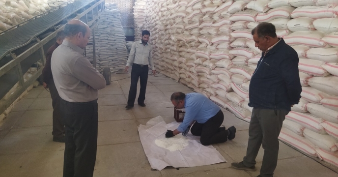 نمونه برداری از 200 تن کود سولفات پتاسیم در استان خراسان جنوبی