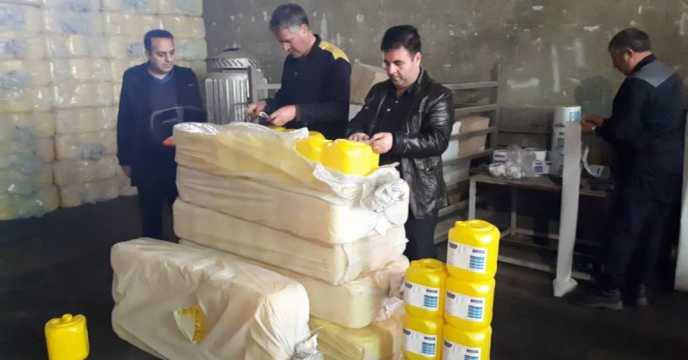 نصب لیبل روی گالنهای 4 لیتری پارت 11 روغن ولک تولیدی مجتمع شیمیائی آبیک