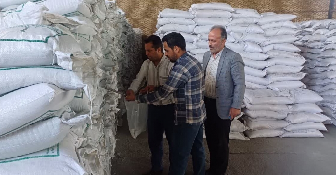 نمونه گیری از کود سوپر فسفات ساده 16 درصد تولیدی شرکت لطیف کار نمونه گیری از کود سوپر فسفات ساده 16 درصد تولیدی شرکت لطیف کار