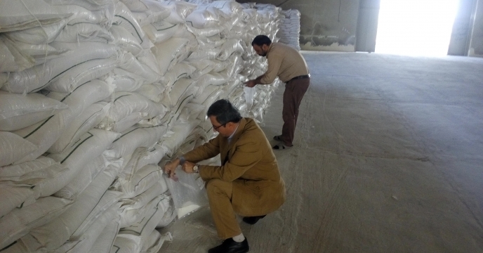 نمونه گیری از کود سوپرفسفات ارسالی از مبدا آبیک