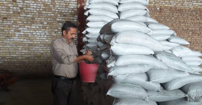 نمونه برداری از کودهای شیمیایی دی آمونیوم فسفات در انبار سازمانی شرکت خدمات حمایتی کشاورزی استان آذربایجان شرقی