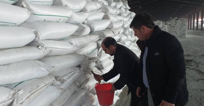 نمونه برداری از کودهای نیترات آمونیوم سولفات در انبار سی هزار تنی کود شرکت خدمات حمایتی کشاورزی استان آذربایجان شرقی