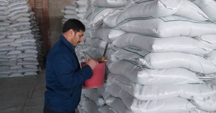 نمونه برداری از کود فسفاته 13% ارسالی از شرکت پاسارگاد شیمی خاورمیانه در انبار سازمانی استان آذربایجان شرقی