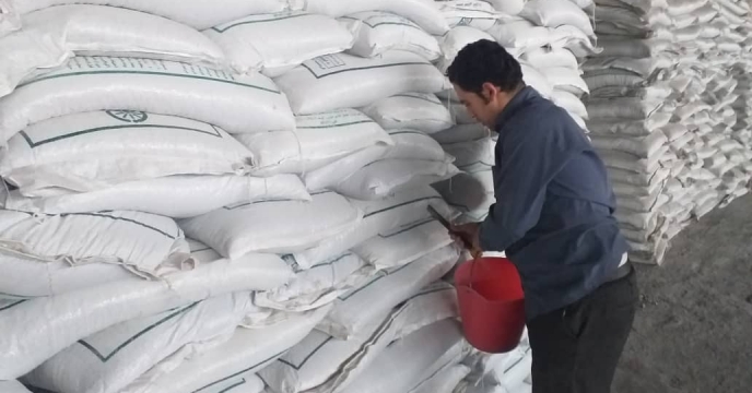 نمونه برداری از کود فسفاته 13% ارسالی از شرکت پاسارگاد شیمی پارمین در انبار سازمانی استان آذربایجان شرقی