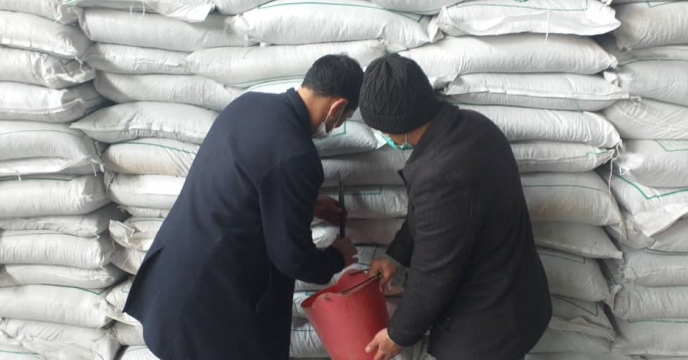 نمونه برداری از کود فسفاته 13% تولیدی شرکت فرآیند کود و سم بافق در انبار سازمانی استان آذربایجان شرقی