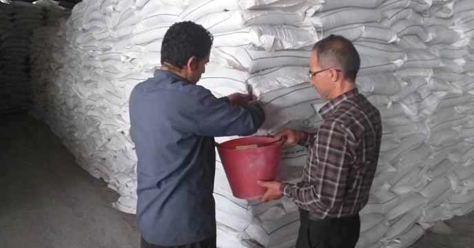نمونه برداری از کود فسفاته ۱۳درصد  ارسالی از شرکت تدبیر شیمی آذران در انبار سازمانی استان آذربایجان شرقی