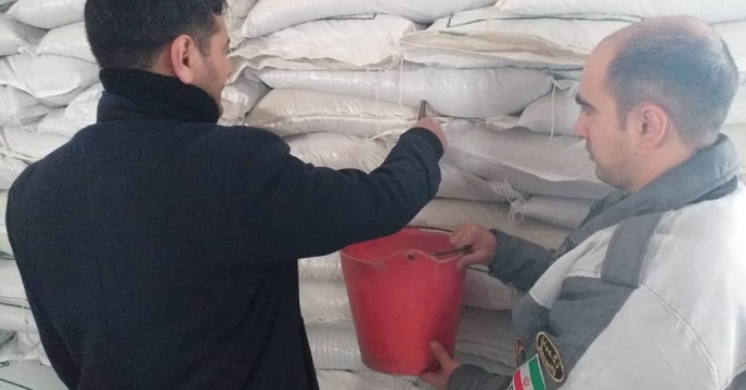 نمونه برداری از کود فسفاته 13% تولیدی شرکت کیمیا کود آناهیتا در انبار سازمانی استان آذربایجان شرقی