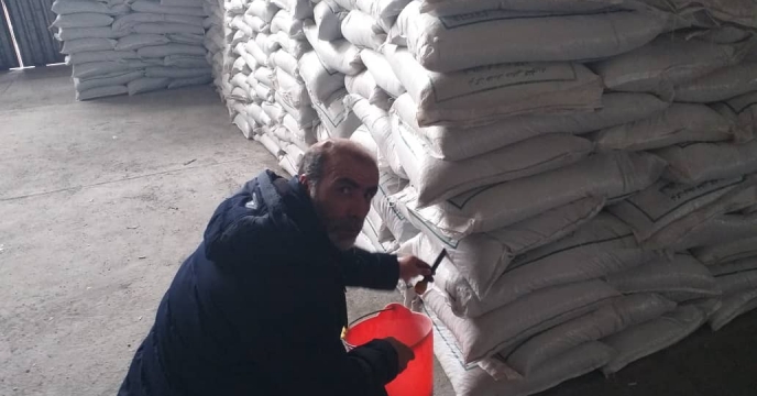 نمونه برداری از کودهای کلرورپتاسیم پودری تولیدی شرکت فسفات کارون اصفهان در انبار سازمانی استان آذربایجان شرقی