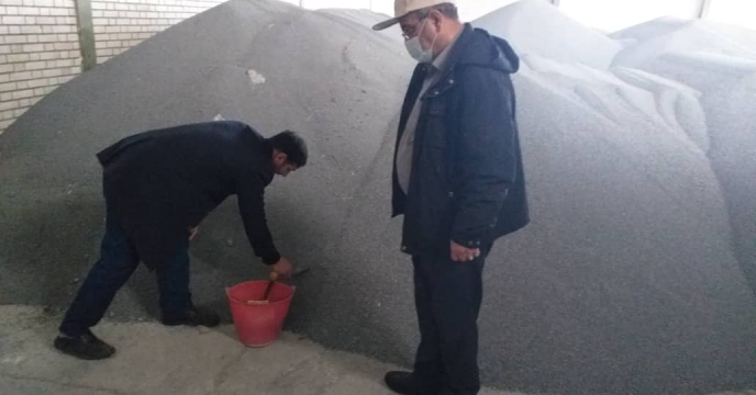 نمونه برداری از کود سوپرفسفات تریپل ارسالی از بندرعباس در انبار سازمانی استان آذربایجان شرقی
