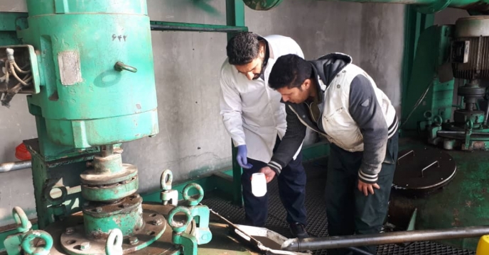 نمونه برداری از بچ 2 پارت 11 روغن ولک تولیدی مجتمع شیمیائی آبیک