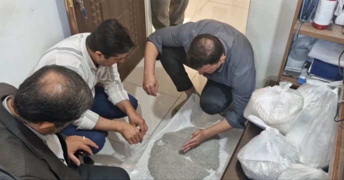 نمونه گیری از انواع کودهای فسفات و پتاسیم توسط مشاور معاونت فنی و کنترل کیفی در شرکت خدمات حمایتی کشاورزی استان سمنان