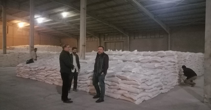 نمونه گیری از کودهای تولید داخل در انبار مرکزی کرمان 