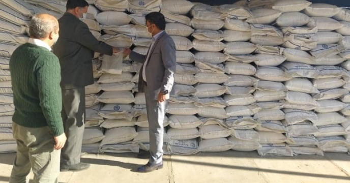 نمونه برداری از کود سوپر فسفات ساده گرانوله در انبار سازمانی شرکت خدمات حمایتی کشاورزی استان سیستان وبلوچستان 