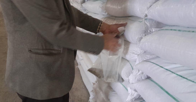 عملیات نمونه برداري از کود فسفات 13 % تولید داخلی -  استان مرکزی  
