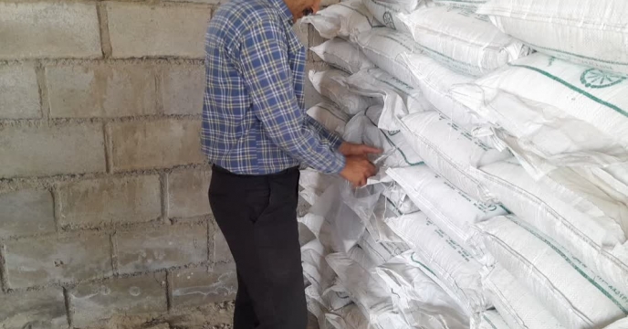 نمونه برداری از کود سولفات پتاسیم گرانوله تولید شرکت داخلی پویا تدبیر فراست ساوه در مجتمع انبارهای ، استان مرکزی  