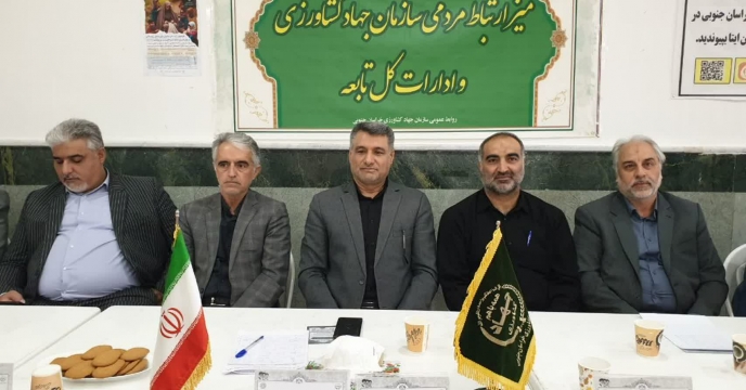 حضور مدیر شرکت خدمات حمایتی کشاورزی استان خراسان جنوبی در برگزاری میز ارتباط مردمی در مصلی نماز جمعه به مناسبت هفته جهاد کشاورزی