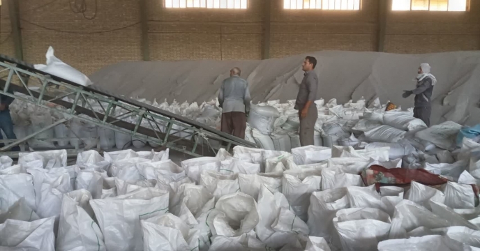 عملیات کیسه گیری سوپر فسفات تریپل در انبار سازمانی شرکت خدمات حمایتی کشاورزی فارس
