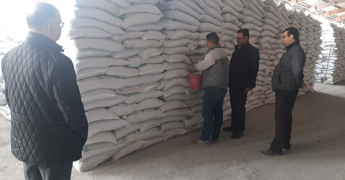 نمونه برداری از کودهای سوپرفسفات تریپل تأمین شده از شرکت کیمیاداران کویر در انبار 30 هزار تنی استان آذربایجان شرقی