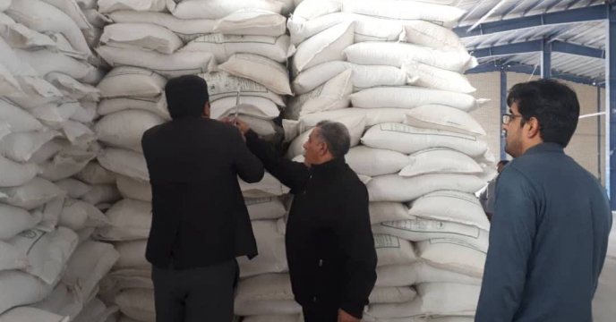 نمونه برداری از کود سولفات پتاسیم گرانوله در انبار شرکت خدمات حمایتی کشاورزی خراسان جنوبی