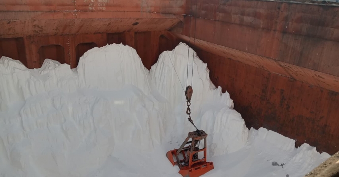 روند عملیات تخلیه محموله کود اوره در بندرعباس ادامه دارد