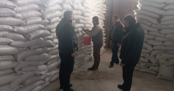 نمونه‌برداری از کود سوپرفسفات ساده در انبار 30 هزار تنی شرکت خدمات حمایتی کشاورزی استان آذربایجان شرقی