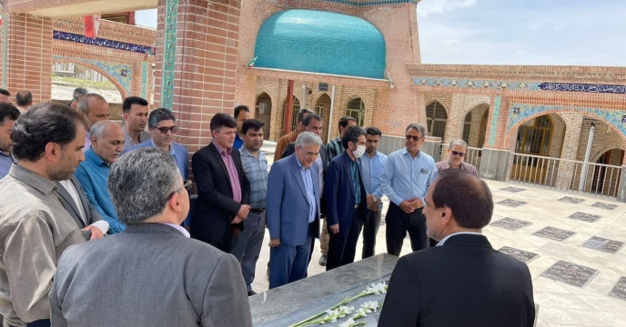 غبار روبی مزار شهدا در آخرین روز هفته جهاد کشاورزی