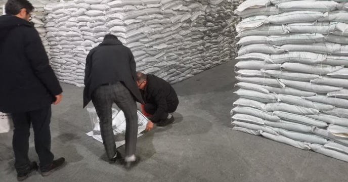 نمونه برداری از کود سوپر فسفات ساده گرانوله تولیدی ارکان شیمی جنوب ( 12 اسفند ماه سال 1402)