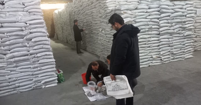 نمونه برداری از کود سوپر فسفات ساده گرانوله تولیدی صنعت پژوهان لیان در اسفند ماه سال جاری