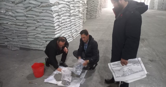 نمونه برداری از پارت 13 کود نیترات آمونیوم سولفات در انبار های سازمانی استان آذربایجان غربی