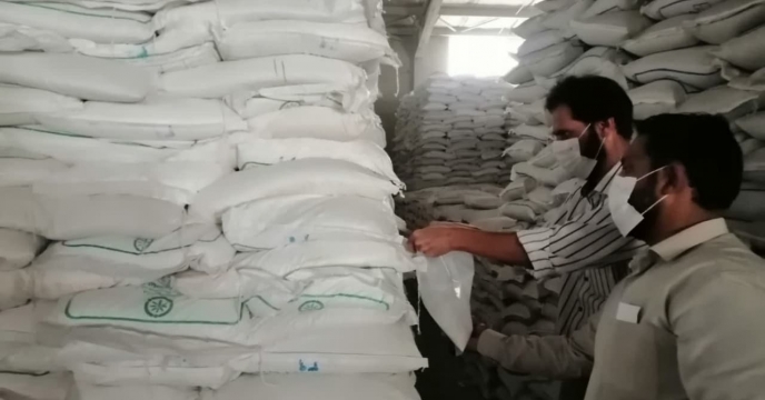 نمونه گیری از کود سولفات پتاسیم پودری در انبار مرکزی استان کرمان