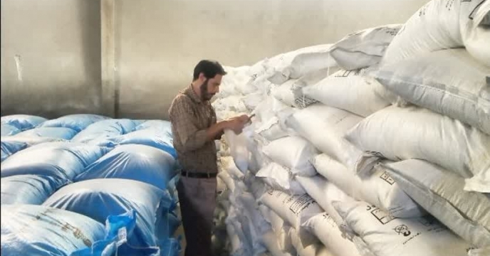  نمونه برداری کود نیترات آمونیوم سولفات گرانوله در انبار کرمان
