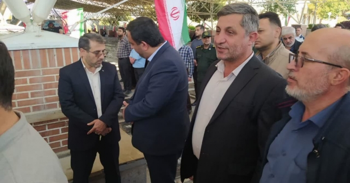 عطرافشانی مزار شهدا در گلزار شهدای وادی رحمت تبریز هفته ی دفاع مقدس
