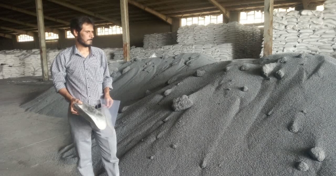 نمونه برداری کود سوپرفسفات تریپل در انبار مرکزی شرکت خدمات حمایتی کشاورزی استان کرمان 