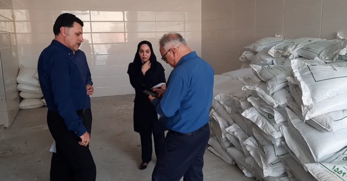 بازدید کارشناسان پایش مواد کودی از انبار کارگزاری آقای رماوندی