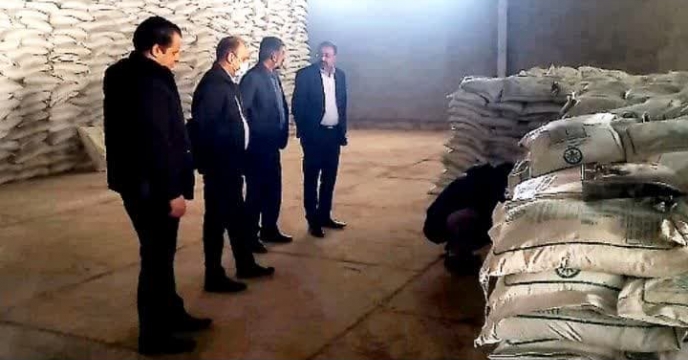 نمونه برداری از کود سولفات پتاسیم پودری تولید شرکت معین کانساران توس در آذر ماه سال جاری