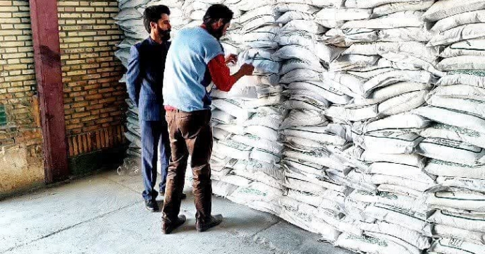 نمونه برداری از کود سولفات پتاسیم پودری تولید شرکت شیمی اکسیر بوستان در انبار سازمانی شهرستان ارزوئیه 
